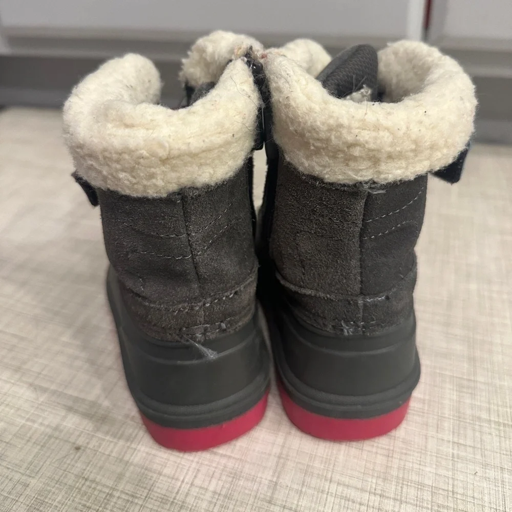 Cat and jack snow boots size 7